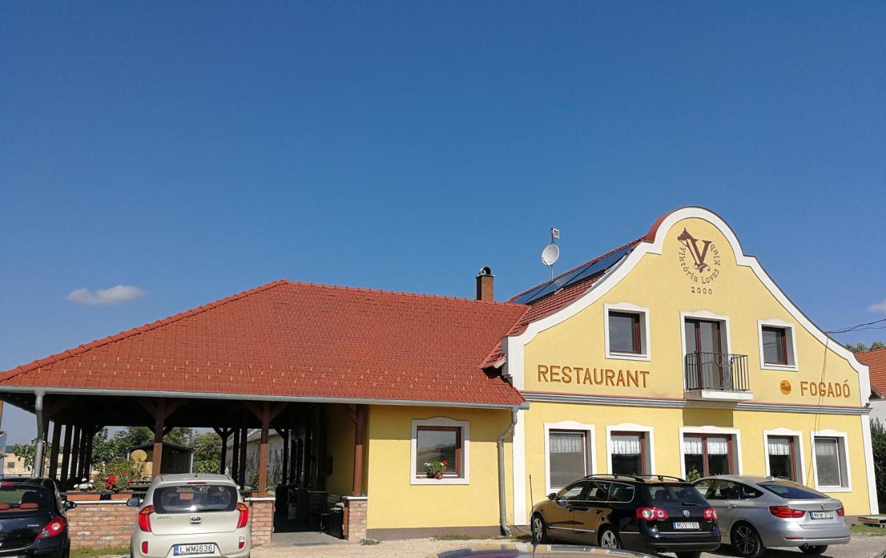 Viktoria Lovas Panzio Bed & Breakfast Gyor Exterior photo